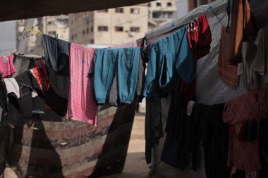 Tel al-Hawa 'daki Çocuklar Şiddetli Yağmurdan Sonra Sokakları Neşe Anlarına Döndürdü. Gazze, Filistin 15 Kasım 2025 (hashem zimmo / the new ws2)