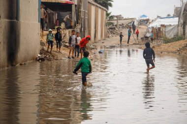 İsrail ordusunun Gazze 'deki savaş sırasında evlerini yok etmesinin ardından Gazze Şeridi' nde yerlerinden edilen insanların çektiği acıların bir kısmı. 14 Kasım 2025, Gazze, Filistin (mohammed skaik / the new ws2)