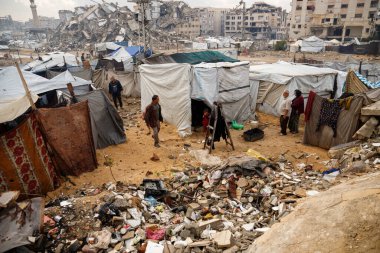İsrail ordusunun Gazze 'deki savaş sırasında evlerini yok etmesinin ardından Gazze Şeridi' nde yerlerinden edilen insanların çektiği acıların bir kısmı. 14 Kasım 2025, Gazze, Filistin (mohammed skaik / the new ws2)