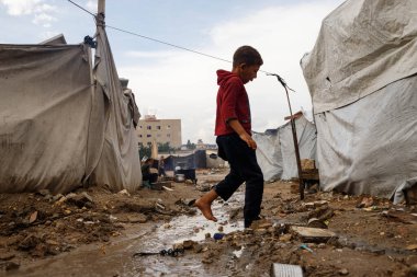 İsrail ordusunun Gazze 'deki savaş sırasında evlerini yok etmesinin ardından Gazze Şeridi' nde yerlerinden edilen insanların çektiği acıların bir kısmı. 14 Kasım 2025, Gazze, Filistin (mohammed skaik / the new ws2)