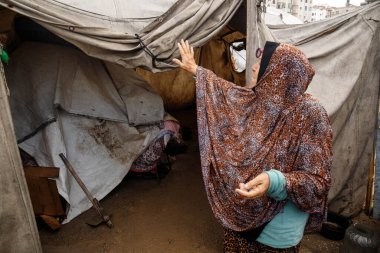 İsrail ordusunun Gazze 'deki savaş sırasında evlerini yok etmesinin ardından Gazze Şeridi' nde yerlerinden edilen insanların çektiği acıların bir kısmı. 14 Kasım 2025, Gazze, Filistin (mohammed skaik / the new ws2)