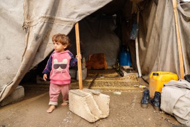 İsrail ordusunun Gazze 'deki savaş sırasında evlerini yok etmesinin ardından Gazze Şeridi' nde yerlerinden edilen insanların çektiği acıların bir kısmı. 14 Kasım 2025, Gazze, Filistin (mohammed skaik / the new ws2)
