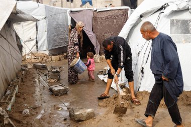İsrail ordusunun Gazze 'deki savaş sırasında evlerini yok etmesinin ardından Gazze Şeridi' nde yerlerinden edilen insanların çektiği acıların bir kısmı. 14 Kasım 2025, Gazze, Filistin (mohammed skaik / the new ws2)