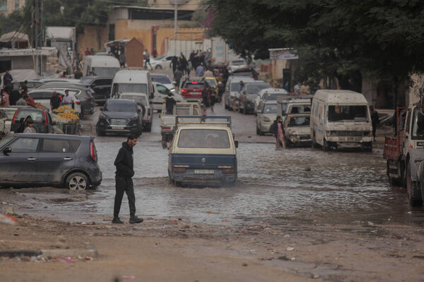 Семьи Газы борются в затопленных палатках, когда дети и молодежь ходят под ливнем в порту. Газа, Палестина 15 ноября 2025 года (суббота) (hashem zimmo / thenews2)