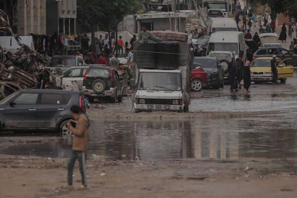 Семьи Газы борются в затопленных палатках, когда дети и молодежь ходят под ливнем в порту. Газа, Палестина 15 ноября 2025 года (суббота) (hashem zimmo / thenews2)