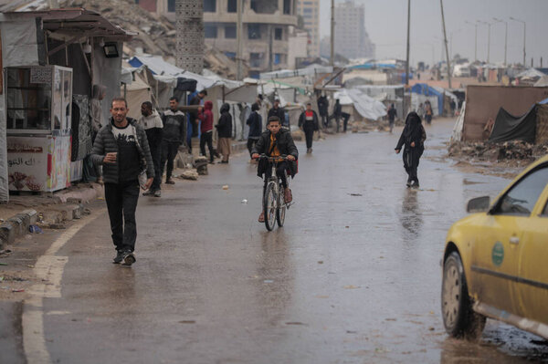 Семьи Газы борются в затопленных палатках, когда дети и молодежь ходят под ливнем в порту. Газа, Палестина 15 ноября 2025 года (суббота) (hashem zimmo / thenews2)