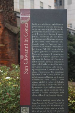 Milan (İtalya), 11 / 14 / 2025 - San Giovanni / Arkeoloji türbesi - Konca 'daki San Giovanni türbesi, Milano Piazza Missori' de bulunan bir anıttır. Bunlar Conca 'daki antik San Giovanni Bazilikası' nın kalıntılarıdır (orijinal ilk Hıristiyan adı B).