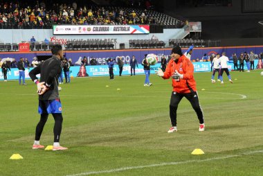 18 Kasım 2025, New York, ABD: Kolombiyalı oyuncular 2026 Dünya Kupası (niyi fote / thews2) hazırlığı için Citi sahasındaki stadyumda Kolombiya ile Avustralya arasında oynanan dostluk maçında ısınıyorlar)