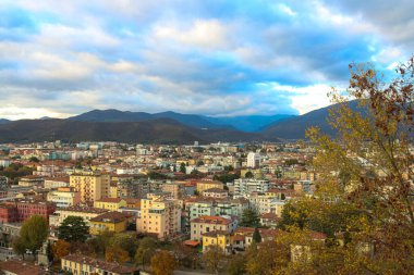 Brescia (İtalya), 11 / 18 / 2025 - İtalya 'nın Brescia kentinin panoramik manzarası. Brescia 'nın tarihi, Bronz Çağı sırasında Colle Cidneo' daki yerleşim yerlerinin kurulmasına dayanıyor. (Edson de souza / the newws2)