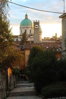 Brescia (İtalya), 11 / 18 / 2025 - İtalya 'nın Brescia kentinin panoramik manzarası. Brescia 'nın tarihi, Bronz Çağı sırasında Colle Cidneo' daki yerleşim yerlerinin kurulmasına dayanıyor. (Edson de souza / the newws2)