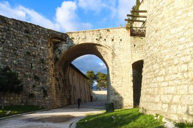 Brescia (İtalya), 11 / 18 / 2025 - Brescia Şatosu (İtalya Şahini) ortaçağ döneminden kalma ve Cidneo Tepesi 'nde tarihi Brescia kentinin merkezine yakın bir kale. (Edson de souza / the newws2)