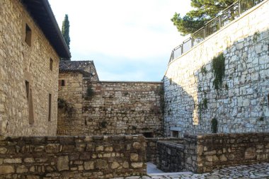 Brescia (İtalya), 11 / 18 / 2025 - Brescia Şatosu (İtalya Şahini) ortaçağ döneminden kalma ve Cidneo Tepesi 'nde tarihi Brescia kentinin merkezine yakın bir kale. (Edson de souza / the newws2)