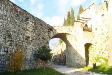 Brescia (İtalya), 11 / 18 / 2025 - Brescia Şatosu (İtalya Şahini) ortaçağ döneminden kalma ve Cidneo Tepesi 'nde tarihi Brescia kentinin merkezine yakın bir kale. (Edson de souza / the newws2)