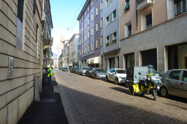 Brescia (İtalya), 11 / 18 / 2025 - 18 Kasım 2025 günü öğleden sonra İtalya 'nın Brescia kentinde insan hareketleri ve bazı ilgi noktaları. (Edson De Souza / Yeniler 2)