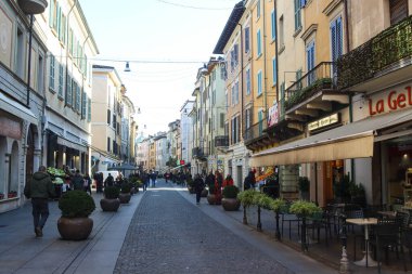 Brescia (İtalya), 11 / 18 / 2025 - 18 Kasım 2025 günü öğleden sonra İtalya 'nın Brescia kentinde insan hareketleri ve bazı ilgi noktaları. (Edson De Souza / Yeniler 2)