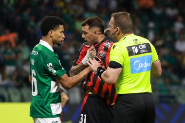 Sao Paulo (SP), 11 / 19 / 2025 - Hakem: Lucas Paulo Torezin (PR) ve oyuncu Murilo, Palmeiras ve Vitoria arasında oynanan maçta, Brezilya futbol şampiyonasının 37. turu (leco viana / thenews2))