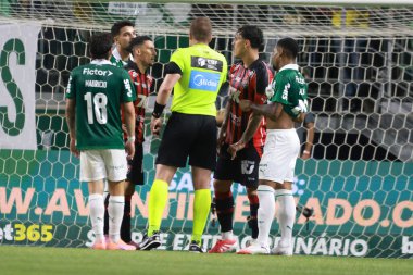 Sao Paulo (SP), 11 / 19 / 2025 - Hakem: Lucas Paulo Torezin (PR) ve oyuncu Mauricio, Palmeiras ve Vitoria arasındaki maçta, Brezilya futbol şampiyonasının 37. turu (leco viana / thenews2))