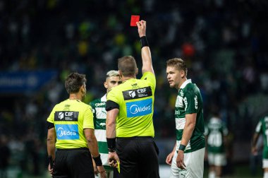 Sao Paulo (SP), 11 / 19 / 2025 - Hakem Lucas Paulo Torezin, Palmeiras ile Vitoria arasındaki maçta Brezilya futbol şampiyonasının 37. turu (ronaldo barreto / thews2) için Andreas Pereira 'ya kırmızı kartı gösteriyor)