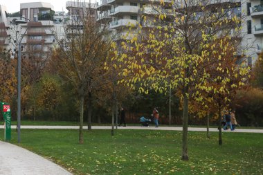 Milan (İtalya), 11 / 20 / 2025 - Bu Perşembe günü Milan 'da hava daha soğuktu ve sıcaklık 8C civarındaydı. Yapraklar ağaçlardan düşüyordu ve günün ilerleyen saatlerinde hava kararmaya başlıyordu. (Edson De Souza / Yeni2)