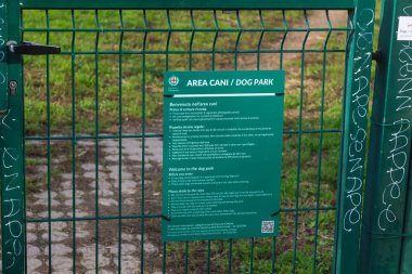 Milan (İtalya), 11 / 20 / 2025 - İnsanların turistik bölgelerde ve parklarda yürüyüş için gezmeleri veya köpeklerini belirlenmiş bölgelerinde oynamaya götürmeleri. (Edson de souza / the newws2)