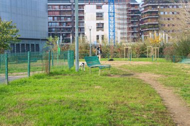 Milan (İtalya), 11 / 20 / 2025 - İnsanların turistik bölgelerde ve parklarda yürüyüş için gezmeleri veya köpeklerini belirlenmiş bölgelerinde oynamaya götürmeleri. (Edson de souza / the newws2)