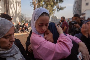 Filistinliler Gecelik İsrail Saldırılarının Yas Kurbanları - Gazze, Filistin: 20 Kasım 2025 Filistinliler, İsrail hava saldırıları (Hashem zimmo / the enews2) sırasında öldürülen sevdiklerinin yasını tutmak için bugün Al-Shifa Hastanesi 'nde toplandılar.)