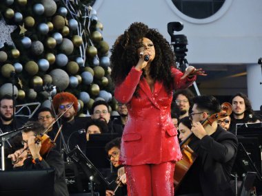 Sao Paulo (SP), Brezilya 11 / 20 / 2025 - Charles Miller Meydanı Andrea Bocelli, Ivan Lins, Simone, Paula Lima, Tony Gordon ve opera sanatçısı Valentina Lassi ile birlikte 