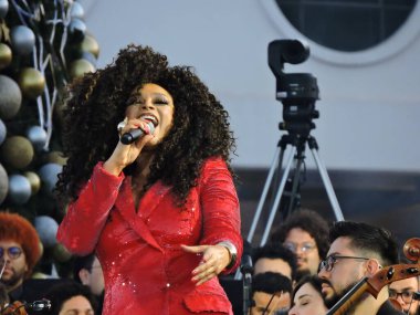 Sao Paulo (SP), Brezilya 11 / 20 / 2025 - Charles Miller Meydanı Andrea Bocelli, Ivan Lins, Simone, Paula Lima, Tony Gordon ve opera sanatçısı Valentina Lassi ile birlikte 