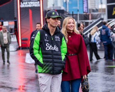 23 Kasım 2025, Las Vegas, Nevada, ABD: Red Bull 'dan Belçikalı Max Verstappen F1 2025 Las Vegas Grand Prix' sini 1: 21: 08 ile kazandı, ardından Mercedes 'ten İngiliz George Russel. (Melek her zaman 2.)       