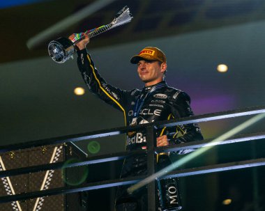 23 Kasım 2025, Las Vegas, Nevada, ABD: Red Bull 'dan Belçikalı Max Verstappen F1 2025 Las Vegas Grand Prix' sini 1: 21: 08 ile kazandı, ardından Mercedes 'ten İngiliz George Russel. (Melek her zaman 2.)       