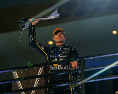 23 Kasım 2025, Las Vegas, Nevada, ABD: Red Bull 'dan Belçikalı Max Verstappen F1 2025 Las Vegas Grand Prix' sini 1: 21: 08 ile kazandı, ardından Mercedes 'ten İngiliz George Russel. (Melek her zaman 2.)       