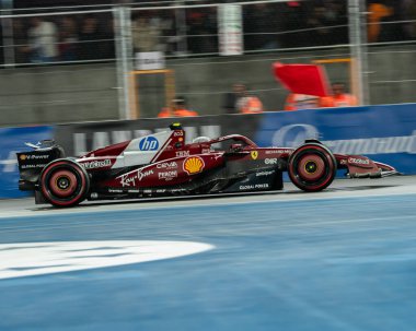 23 Kasım 2025, Las Vegas, Nevada, ABD: Red Bull 'dan Belçikalı Max Verstappen F1 2025 Las Vegas Grand Prix' sini 1: 21: 08 ile kazandı, ardından Mercedes 'ten İngiliz George Russel. (Melek her zaman 2.)       