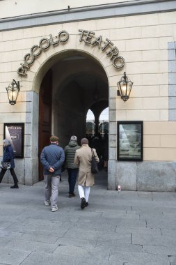 Milan (İtalya), 11 / 23 / 2025 - Matem / Ornella Vanoni - Ünlü İtalyan şarkıcı Ornella Vanoni 21 Kasım 2025 Cuma günü öldü ve cesedi bugün Milano 'daki Piccolo Tiyatrosu' na ulaştı. (Edson de souza 2nci bölüm))   