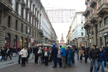 Milan (İtalya), 11 / 23 / 2025 - Hava / Soğuk Sonbahar / Milan - Hava sıcaklığının 7C ile 2C arasında değiştiği Milan 'da soğuk bir sonbahar pazar günü, ancak şehir merkezinde hala büyük bir insan hareketi vardı. (Edson De Souza / Yeniler 2)