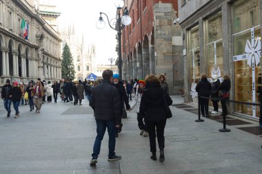 Milan (İtalya), 11 / 23 / 2025 - Hava / Soğuk Sonbahar / Milan - Hava sıcaklığının 7C ile 2C arasında değiştiği Milan 'da soğuk bir sonbahar pazar günü, ancak şehir merkezinde hala büyük bir insan hareketi vardı. (Edson De Souza / Yeniler 2)