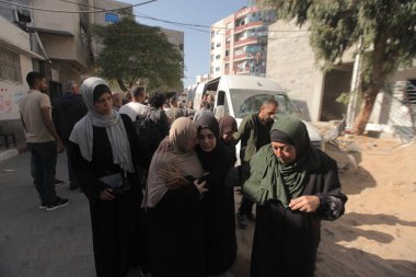 23 Kasım 2025 - Gazze, Filistin: İsrail 'in merkez Gazze' deki evlerini hedef alan hava saldırısının ardından El-Khodari ailesinin beş üyesi öldürüldü. (hashem zimmo\ Yeni 2))  