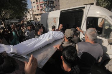 23 Kasım 2025 - Gazze, Filistin: İsrail 'in merkez Gazze' deki evlerini hedef alan hava saldırısının ardından El-Khodari ailesinin beş üyesi öldürüldü. (hashem zimmo\ Yeni 2))  