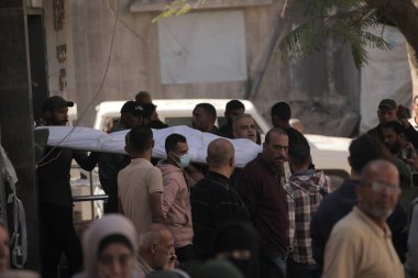 23 Kasım 2025 - Gazze, Filistin: İsrail 'in merkez Gazze' deki evlerini hedef alan hava saldırısının ardından El-Khodari ailesinin beş üyesi öldürüldü. (hashem zimmo\ Yeni 2))  