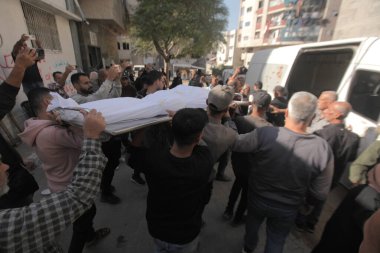 23 Kasım 2025 - Gazze, Filistin: İsrail 'in merkez Gazze' deki evlerini hedef alan hava saldırısının ardından El-Khodari ailesinin beş üyesi öldürüldü. (hashem zimmo\ Yeni 2))  