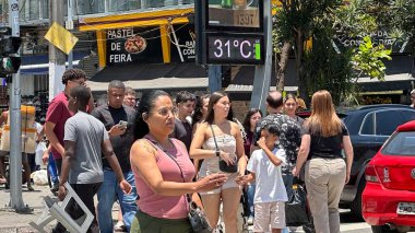 Sao Paulo (SP), 11 / 21 / 2025 - Sütyen - Hareket - Trafik - Trafik Hareketi ve Bras bölgesindeki insanlar arasında, Avenida do Estado ve Largo do Batata arasında, 21 Kasım 2025 sabahı. (Oslaim Brito / Tenews2) 