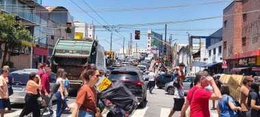 Sao Paulo (SP), 11 / 21 / 2025 - Sütyen - Hareket - Trafik - Trafik Hareketi ve Bras bölgesindeki insanlar arasında, Avenida do Estado ve Largo do Batata arasında, 21 Kasım 2025 sabahı. (Oslaim Brito / Tenews2) 