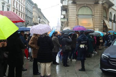 Milan (İtalya), 11 / 24 / 2025 - Cenaze / Ornella Vanoni / İtalyan şarkıcı - İtalyan şarkıcı Ornella Vanoni 'nin cenazesi Milano' da birçok hayran, arkadaş ve ailenin katılımıyla gerçekleşti. (Edson de souza 2nci bölüm))       