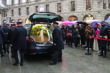 Milan (İtalya), 11 / 24 / 2025 - Cenaze / Ornella Vanoni / İtalyan şarkıcı - İtalyan şarkıcı Ornella Vanoni 'nin cenazesi Milano' da birçok hayran, arkadaş ve ailenin katılımıyla gerçekleşti. (Edson de souza 2nci bölüm))       