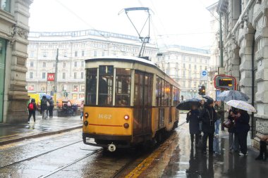 Milan (İtalya), 11 / 24 / 2025 - Soğuk / Yağmurlu / Sonbahar / Milano - Pazartesi, sıcaklığın Milano ve turistleri daha sıcak giyinmeye ve kapalı yerler aramaya ittiği Milano şehrinde yağmurlu ve çok soğuktu. (Edson de souza 2nci bölüm)) 