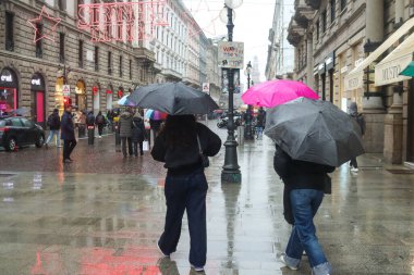 Milan (İtalya), 11 / 24 / 2025 - Soğuk / Yağmurlu / Sonbahar / Milano - Pazartesi, sıcaklığın Milano ve turistleri daha sıcak giyinmeye ve kapalı yerler aramaya ittiği Milano şehrinde yağmurlu ve çok soğuktu. (Edson de souza 2nci bölüm)) 