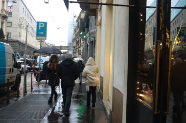 Milan (İtalya), 11 / 24 / 2025 - Soğuk / Yağmurlu / Sonbahar / Milano - Pazartesi, sıcaklığın Milano ve turistleri daha sıcak giyinmeye ve kapalı yerler aramaya ittiği Milano şehrinde yağmurlu ve çok soğuktu. (Edson de souza 2nci bölüm)) 