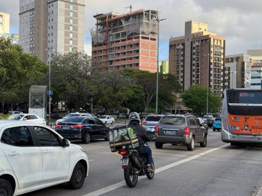 25 Kasım 2025, Sao Paulo, Brezilya: Genellikle Vinte Tres de Maio otoyolu ve Paraiso 'da olmak üzere Sao Paulo şehir merkezinde yoğun trafik vardır. (Niyi Fote/Thenews2)      
