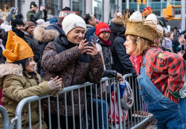 27 Kasım 2025, New York, ABD. 2025 Macys Şükran Günü Geçidi Manhattan 'ı devasa balonlarla, göz kamaştırıcı gösterilerle ve bayram neşesiyle doldurdu. (Jeff Rivera / Newws2)