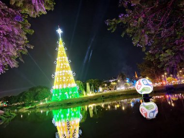 Sao Paulo (SP), Brezilya 11 / 29 / 2025 - Sao Paulo 'daki Ibirapuera Park' taki Noel ağacının açılışı. Bu yıl ağaç, gıda dağıtım uygulaması Keeta tarafından desteklenmektedir ve performansları (leandro chemalle / thews2)