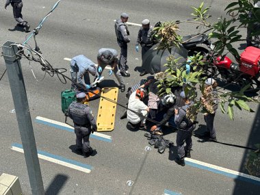 Sao Paulo (SP), Brezilya 12 / 1 / 2025 - 23 Mayıs Pazartesi günü Rua Tutoia yakınlarında bir kadın kaza geçirdi. Nasıl olduğunu bilmiyoruz, ama çok kötü yaralandı ve polisten ilk yardım aldı (niyi fote / the new ws2)